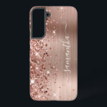 Coque Samsung Galaxy Rose Gold Glittery Foil Girl Signature<br><div class="desc">Une parties scintillant d'or rose brillante et brillante se met en surbrillance sur le bord gauche, sur une feuille de métal brossé à l'ombre rose et blush. La signature girly moderne dispose d'une élégante police de calligraphie blanche avec queues décoratives dans un format vertical. Customisez les styles de police ou...</div>