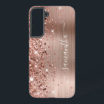 Coque Samsung Galaxy Rose Gold Glittery Foil Girl Signature<br><div class="desc">Une parties scintillant d'or rose brillante et brillante se met en surbrillance sur le bord gauche, sur une feuille de métal brossé à l'ombre rose et blush. La signature girly moderne dispose d'une élégante police de calligraphie blanche avec queues décoratives dans un format vertical. Customisez les styles de police ou...</div>
