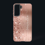 Coque Samsung Galaxy Rose Gold Glittery Foil Girl Signature<br><div class="desc">Une parties scintillant d'or rose brillante et brillante se met en surbrillance sur le bord gauche, sur une feuille de métal brossé à l'ombre rose et blush. La signature girly moderne dispose d'une élégante police de calligraphie blanche avec queues décoratives dans un format vertical. Customisez les styles de police ou...</div>