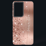 Coque Samsung Galaxy Rose Gold Glittery Foil Girl Signature<br><div class="desc">Une parties scintillant d'or rose brillante et brillante se met en surbrillance sur le bord gauche, sur une feuille de métal brossé à l'ombre rose et blush. La signature girly moderne dispose d'une élégante police de calligraphie blanche avec queues décoratives dans un format vertical. Customisez les styles de police ou...</div>