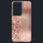 Coque Samsung Galaxy Rose Gold Glittery Foil Girl Signature<br><div class="desc">Une parties scintillant d'or rose brillante et brillante se met en surbrillance sur le bord gauche, sur une feuille de métal brossé à l'ombre rose et blush. La signature girly moderne dispose d'une élégante police de calligraphie blanche avec queues décoratives dans un format vertical. Customisez les styles de police ou...</div>