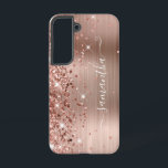 Coque Samsung Galaxy Rose Gold Pailleté Papier Aluminium Féminin Signat<br><div class="desc">Faux reflets pailletés rose gold girly sur le bord gauche, sur un faux blush et un papier aluminium ombré rose gold. La signature girly moderne présente une police de calligraphie blanche élégante avec des queues décoratives dans un format vertical. Personnalisez les styles de police ou déplacez les graphiques scintillants pour...</div>