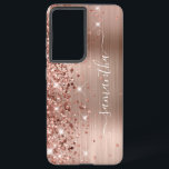 Coque Samsung Galaxy Rose Gold Pailleté Papier Aluminium Féminin Signat<br><div class="desc">Faux rehauts pailletés rose gold girly sur le bord gauche, sur un faux blush et un ombre rose gold en papier aluminium métallisé brossé. La signature girly moderne présente une police de calligraphie blanche élégante avec des queues décoratives dans un format vertical. Personnalisez les styles de police ou déplacez les...</div>