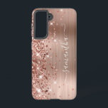 Coque Samsung Galaxy Rose Gold Pailleté Signé Féminin<br><div class="desc">Faux reflets scintillants rose gold sur le bord gauche, sur un ombre rose et or rose ombré en métal brossé. La signature féminine moderne présente une police de calligraphie blanche élégante avec des queues décoratives dans un format vertical. Personnalisez les styles de police ou déplacez les graphiques scintillants pour créer...</div>