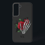 Coque Samsung Galaxy Roses rouges gothiques vintages Squelette Monogram<br><div class="desc">Boîtier de téléphone gothique vintage avec des roses rouges dans une main squelette.</div>