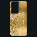 Coque Samsung Galaxy Signature girly pailletée or<br><div class="desc">Sur le bord gauche, des reflets dorés scintillants et pailletés sur un fond de feuille de métal doré ombré. La signature girly moderne présente une police de calligraphie blanche élégante avec des queues décoratives dans un format vertical. Personnalisez les styles de police ou déplacez les graphiques scintillants pour créer vos...</div>