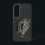Coque Samsung Galaxy Squelette vintage gothique noir et or floral<br><div class="desc">Boîtier de téléphone gothique vintage monogramme blanc avec roses noir et or dans une main squelette.</div>