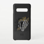 Coque Samsung Galaxy S10 Squelette vintage gothique noir et or floral<br><div class="desc">Boîtier de téléphone gothique vintage monogramme blanc avec roses noir et or dans une main squelette.</div>