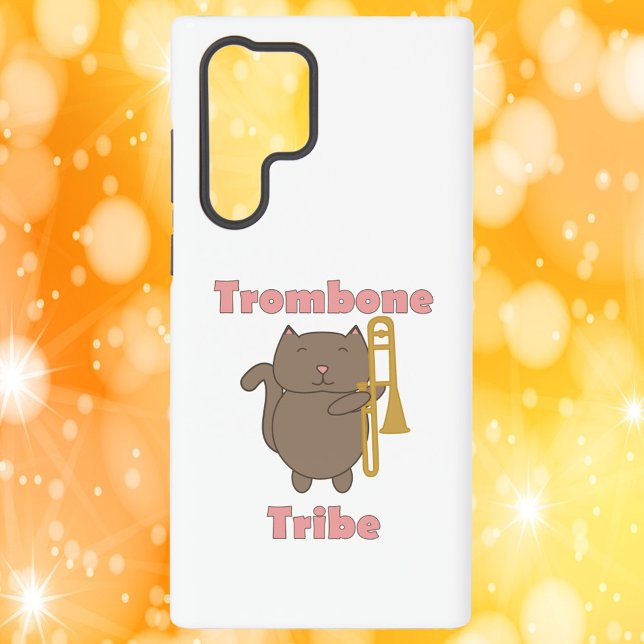 Coque Samsung Galaxy Trombone Tribe Lettres Roses Chat Mignon (A phone case with a kawaii cat holding a trombone and the words trombone tribe.)