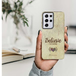 Coque Samsung Galaxy Vieilli Vintage Croire Coeur avec Ange Ailes Nom<br><div class="desc">Joli étui téléphonique avec un arrière - plan de couleur crémeuse à l'aspect vintage vieilli. La typographie à la mode vous invite à "Croire, puis devenir". Le design comprend un coeur ailé qui a été numériquement coloré pour coordonner avec l'arrière - plan. Ce coque est personnalisé avec un nom dans...</div>