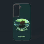 Coque Samsung Galaxy Viking Navire Et Lumières Du Nord<br><div class="desc">Une image légèrement stylisée d'un longship viking dans un ovale,  naviguant la nuit sous les aurores boréales là quelques icebergs ; la plupart de l'équipage est endormi. Le texte "VIKINGAR" (Vikings) apparaît également. Customisez en ajoutant votre propre texte supplémentaire.</div>