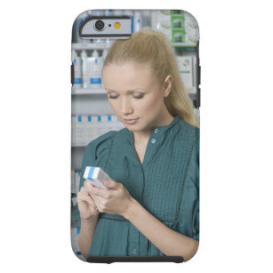 Coque Tough iPhone 6 Pharmacien féminin regardant la médecine dans 2