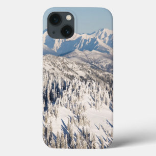 Coques Pour iPhone A Scenic View of Snowy Mountains and Trees.