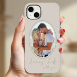 Coque Case-Mate iPhone Aimer la vie avec vous Neutral Oval photo encadrée<br><div class="desc">Coque iphone moderne simple avec photo et texte manuscrit, "aimer la vie avec vous". Le modèle photo est configuré pour afficher votre photo dans une forme ovale et encadrée. Le capot téléphonique est imprimé en vert, beige neutre et bronzé - bien que vous soyez invités à modifier n'importe quelle ou...</div>