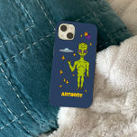 Coque Case-Mate iPhone Alien spatial avec soucoupe volante personnalisée<br><div class="desc">Créez un cadeau personnalisé hors du monde. Ce boîtier de téléphone présente des illustrations d'un alien de l'espace vert citron,  d'une soucoupe volante ou ufo,  d'étoiles,  de lunes et de planètes et est prêt à être personnalisé avec un nom.</div>
