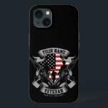 Case-Mate iPhone Case Ancien combattant américain personnalisé Fière Vet<br><div class="desc">Drapeau Vétérinaire Américain Fière Vet USA avec des soldats avec armes à feu et Drapeau américain design. Personnalisé avec votre nom,  texte personnalisé et emplacement! Un cadeau parfait pour cette personne spéciale dans votre vie!</div>