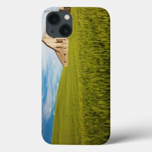 Coques Pour iPhone Ancienne grange entourée de la zone de blé de prin