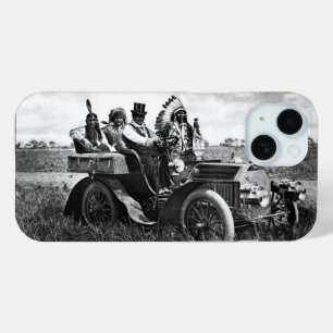 COQUE POUR iPhone 15 APACHES ET GERONIMO CONDUISANT UNE VOITURE À MOTEU