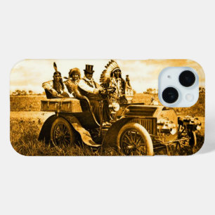 COQUE POUR iPhone 15 APACHES ET GERONIMO CONDUISANT UNE VOITURE À MOTEU