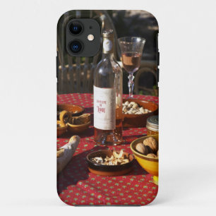 Coque iPhone 11 Apéritif et amuse-gueules préparés : pain, olives,