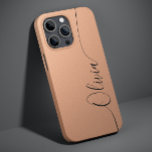 Coque Case-Mate iPhone Apricot Noir Élégant Calligraphie Nom du script<br><div class="desc">Apricot Shimmer Black Elegant Calligraphie Script Personnalisé Nom iPhone 14 Smart Phone Boîtes dispose d'un design moderne et tendance simple et élégant avec votre nom personnalisé dans élégante écriture calligraphie script typographie sur un arrière - plan shimmer d'abricot métallique. Conçu par ©Evco Studio www.zazzle.com/store/evcostudio</div>