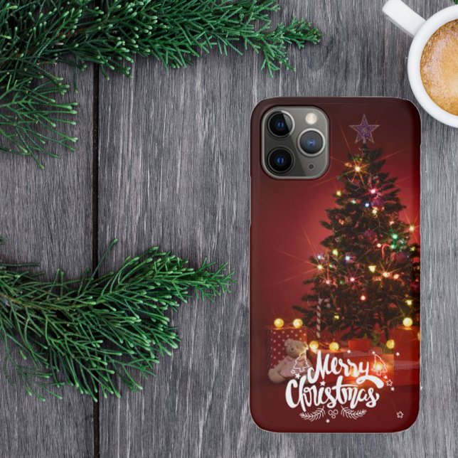 Coques Case-Mate iPhone Arbre de Noël rouge avec cadeaux Joyeux Noël (Red Christmas Tree with Gifts Merry Christmas Case-Mate iPhone Case)