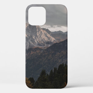 Case-Mate iPhone CASE ARBRES SUR LES MONTAGNES SOUS LE CIEL GRIS