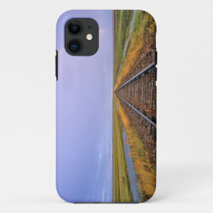 Coque iPhone 11 Arc-en-ciel au-dessus des voies ferrées près de Fa