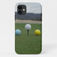 Ballons de golf aux couleurs vives sur une montagn