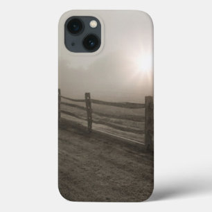 Etui iPhone 13 Barrière et rayon de soleil par le brouillard près