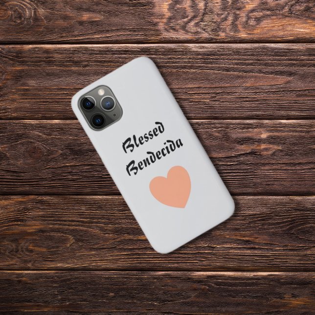 Coques Case-Mate iPhone Bienheureux Bendecida Bilingue Peach Fuzz Heart (Light Gray Phone Case with Bilingual text: Blessed - Bendecida In Spanish. Multilingual Project)