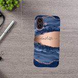 Coque Pour iPhone 16 Bleu agate marbre rose or nom script<br><div class="desc">Une agate en or bleu foncé et rose,  gravure en pierre de marbre comme arrière - plan Personnalisez et ajoutez votre nom. Le nom est écrit avec un script de style moderne écrit à la main.</div>