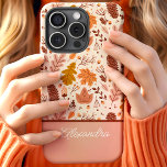 Coque Case-Mate iPhone Botanique Automne Floral Feuilles Nom du script<br><div class="desc">Découvrez la beauté de l'automne grâce à ce design charmant qui présente un motif de feuilles et de fleurs botaniques. Les tons chauds de l'orange, du marron et du beige confèrent un aspect cosy et saisonnier, parfait pour les amateurs d'automne. L'élément script name ajoute une touche personnalisée et élégante, ce...</div>