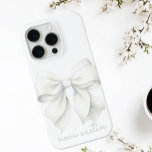 Coque Case-Mate iPhone Boue Blanche tendance personnalisée avec le nom Mo<br><div class="desc">Protégez votre iPhone 15 Pro dans le style avec la bow blanche tendance personnalisée avec le Coque Monogram de nom, un mélange parfait d'élégance et de fonctionnalité. Ce boîtier de téléphone personnalisé est doté d'un arc d'aquarelle délicat qui dégage une esthétique de coquette preppy, ce qui en fait un accessoire...</div>