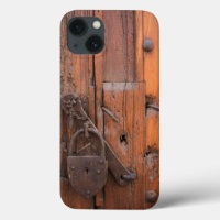 Cadenas sur une porte en bois