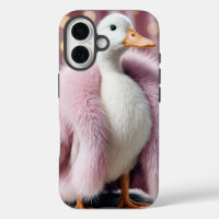 Canard blanc portant un manteau de fourrure rose