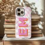 Coque iPhone 16 Pro Max Chariot esthétique Monogramme tendance<br><div class="desc">Voici le Coque iPhone 16 Pro Max avec un motif de damier élégant et esthétique qui augmente l'apparence de votre téléphone. Ce coque haut de gamme est personnalisé avec deux initiales tendance, parfait pour présenter votre prénom et votre nom de famille dans un design moderne et élégant. Le motif de...</div>