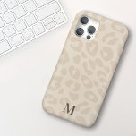 Coque Case-Mate iPhone Chic moderne couleur neutre Empreinte de léopard M<br><div class="desc">Ce boîtier de téléphone moderne mais élégant dispose d'un arrière - plan clair avec un empreinte de léopard subtil et votre nom dans une police serif élégante. C'est le coque parfait pour quiconque veut un design chic qui se démarque. Ajoutez vos initiales pour customiser cette conception. Il fait aussi un...</div>