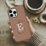 Coque iPhone 16 Pro Max Chic Unique Monogramme Mocha Brown<br><div class="desc">Une élégante représentation stylisée de votre nom et monogramme accentue ce coque iphone personnalisé avec sérifs classiques et une typographie de script plus ornée a une symétrie magnifiquement équilibrée. Les trois éléments s'unissent avec élégance pour créer votre propre logo personnel. Montré ici avec un arrière - plan mocha brun tendance...</div>
