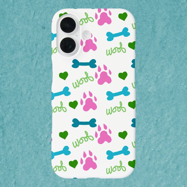 Coques Case-Mate iPhone Chien Empreinte de patte Bones Coeurs Woof Pink Bl (A phone case with a pattern of dog paws, bones, hearts and woof in pink, blue and green.)