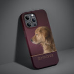 Coque Case-Mate iPhone Chien Photo pour animaux de compagnie Golden Retri<br><div class="desc">Chien Photo pour animaux de compagnie Golden Retriever Personnalisé Nom iPhone 14 Pro Max Smart Phone Boîtes dispose de votre photo préférée pour animaux de compagnie ou chien avec votre nom personnalisé en typographie de script doré sur un arrière - plan rouge bordeaux profond. Un cadeau parfait pour Noël, anniversaire,...</div>