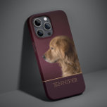 Coque Case-Mate iPhone Chien Photo pour animaux de compagnie Golden Retri<br><div class="desc">Photo pour animaux de compagnie Golden Retriever Nom personnalisé iPhone 14 Plus Smart Phone Boîtes dispose de votre photo préférée pour animaux de compagnie ou chien avec votre nom personnalisé en typographie de script doré sur un arrière - plan rouge bordeaux profond. Un cadeau parfait pour Noël, anniversaire, vacances, fête...</div>