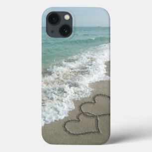 Etui iPhone 13 Coeurs de verrouillage sur le sable de plage
