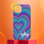 Coque Pour iPhone 16 Coeurs psychédéliques Calligraphie Nom du script P<br><div class="desc">Un motif de coeur funky aux couleurs violet et bleu fou. Le script moderne avec swashes ajoute une touche moderne à ce design rétro. Ajoutez votre nom ou supprimez le texte pour une couverture féminine amusante.</div>