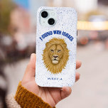 Coque Case-Mate iPhone Constante Avec Israël. Lion de Juda | Nom<br><div class="desc">Ce boîtier téléphonique élégant vous permet de montrer votre soutien à Israël ! Un Lion de Juda peint à la main est le point focal, avec la typographie moderne lisant "Je me tiens avec Israël" en bleu. Un motif de splatter texturé bleu sur l'arrière - plan blanc ajoute un aspect...</div>