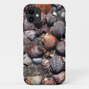Coque iPhone 11 Coquillages colorés crantés sur un sable noir