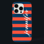 Coque iPhone 16 Pro Corail Red et Navy Strips Custom Script Monogramme<br><div class="desc">Habille et protège ton iphone avec un design motif rayé preppy,  moderne et audacieux qui est personnalisé monogrammed avec ton prénom dans une police de script en minuscules. Bande marine foncée / indigo bleu et corail orange rouge rayures horizontales contrastées avec le texte blanc.</div>