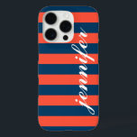Coque iPhone 16 Pro Corail Red et Navy Strips Custom Script Monogramme<br><div class="desc">Habille et protège ton iphone avec un design motif rayé preppy,  moderne et audacieux qui est personnalisé monogrammed avec ton prénom dans une police de script en minuscules. Bande marine foncée / indigo bleu et corail orange rouge rayures horizontales contrastées avec le texte blanc.</div>