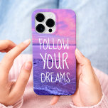 Coque iPhone 16 Pro Max Coucher de soleil rose violet de l'océan Suivez vo<br><div class="desc">"Suivez vos rêves." C’est le message de cette étonnante, chic et motivante boîte de téléphone portable photo d’un magnifique coucher de soleil sur l’océan rose et violet. Fait un grand cadeau stimulant et inspirant! Vous pouvez facilement personnaliser ce boîtier de téléphone portable. S'il vous plaît, envoyez-moi un message avec toute...</div>