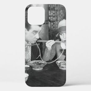 Case-Mate iPhone Case Couple partageant une nouille dans un restaurant v
